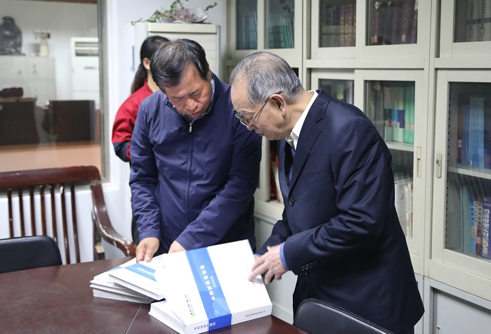 國醫(yī)大師、山西中醫(yī)學(xué)院教授王世民先生到藥都制藥集團(tuán)參觀考察